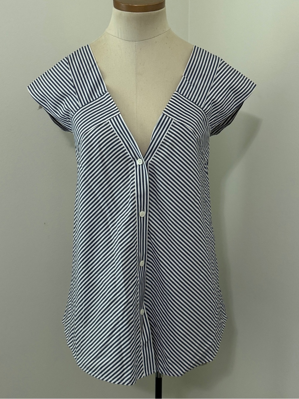 Theory P / XS Blue & White Stripe Sleeveless V-Neck Button Down Blouse Top